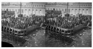 Neapel. Touristen an der Abfahrtstelle der Hapag