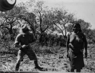 Frau : Frau in einer Landschaft mit Expeditionsmitglied