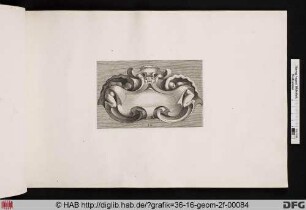 Schildvorlage mit einem grotesken Gesicht mittig und zwei ins Muschelwerk eingebetteten Figuren seitlich.