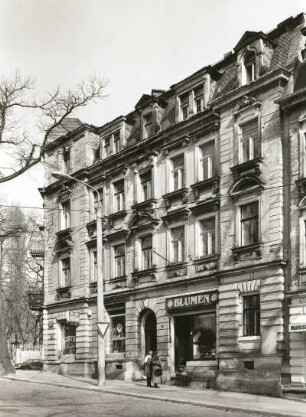 Dresden-Neustadt, Waldschlößchenstraße 24 / Ecke Radeberger Straße. Wohnhaus mit Läden (um 1890). Straßenansicht
