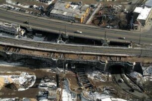 Ersatzneubau der Marienbrücke (Eisenbahnbrücke über die Elbe). Östlicher neuer Überbau im Bereich der südlichen Vorlandbrücke mit 2 Gleisen während des Baues des westlichen Überbaues. Luftbild-Schrägaufnahme von Westnordwest mit Baustelleneinrichtung : Dresden. Ersatzneubau der Marienbrücke (Eisenbahnbrücke über die Elbe). Östlicher neuer Überbau im Bereich der südlichen Vorlandbrücke mit 2 Gleisen während des Baues des westlichen Überbaues. Luftbild-Schrägaufnahme von Westnordwest mit Baustelleneinrichtung