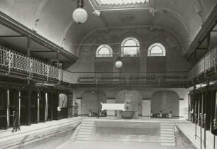 Hauptraum mit Schwimmbecken und Galerie