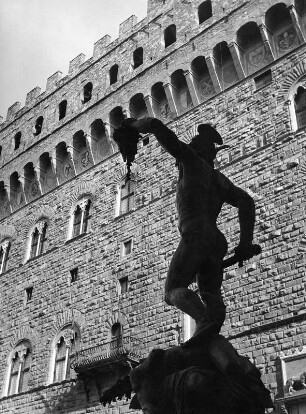 Florenz, Piazza della Signoria. Blick über den David mit dem Haupt des Goliath zum Palazzo Vecchio