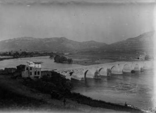 Brücke : Blick auf eine alte byzanthinische Brücke über einen Fluss