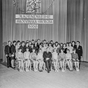 Jugendweihe sorbische Oberschule : Bautzen. Jugendweihe von Schülern der sorbischen Oberschule. Feierstunde im Saal des Hotel "Stadt Bautzen". Gruppenbild