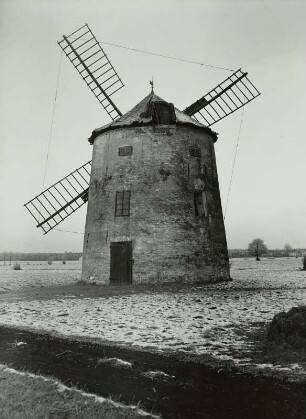 Straßgräbchen, Turmwindmühle mit verspannten Flügeln