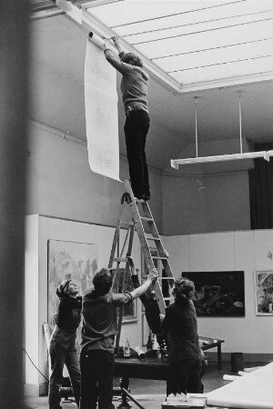 Die Bildhauerin Thea Richter während der Hängung für die Gruppenausstellung "Das Frühstück im Freien"