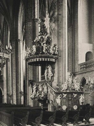 Königsberg in der Neumark. Marienkirche. Kirchenschiff mit Kanzel