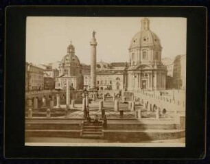 Trajanssäule mit den Kirchen Santissimo Nome di Maria al Foro Traiano und Santa Maria di Loreto, Rom Trajansforum: Ansicht
