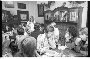 Kleinbildnegativ: Pressegespräch von Schüler*innen der Pommern-Oberschule, 1978