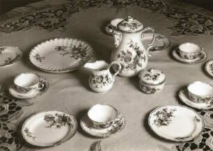 Kaffeeservice mit kobaltblauer Blumenmalerei, Goldgräsern, Goldwellenkante und Goldrand : Kaffeeservice mit kobaltblauer Blumenmalerei, Goldgräsern, Goldwellenkante und Goldrand. Meißner Porzellan (um 1880; Porzellanmanufaktur Meißen)
