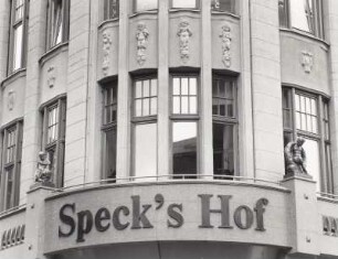 Leipzig, Reichsstraße 4-6 / Nikolaistraße 5-9 / Schuhmachergäßchen 2. Messehaus "Speck's Hof" (1908-1909; E. F. Hänsel, 1911 und 1926). Eckansicht, Detail Fassade: Faun-Putten-Reliefs und Konsolfiguren Faun-Putten (u. a. musizierend mit Doppelaulos)