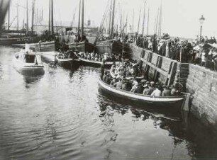 Kirkwall, Hafen. Anlandung von Touristen eines Hochseepassagierdampfers der Hapag in Booten an der Hafenmole