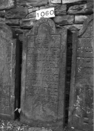 Grabstein 1060 (Index: 99630563) Material: Sandstein Zustand: abgeblättert mit Textverlust Maße HxBxT: 120x51x6 cm Beschreibung: Stele mit eingezogenem Rundbogenabschluß, Schriftfeld eingetieft: Grabstein 1060
