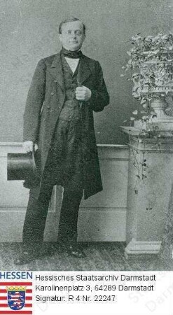 Hochgesand, Jakob Dr. med. (1814-1908) / Porträt, in Raumkulisse stehend, einen Zylinder in der Hand haltend, Ganzfigur