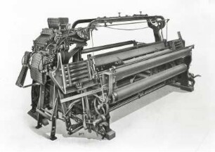Kurbelbuckskinstuhl (1926; Webstuhlfabrik Louis Schönherr). Druck nach Fotografie. Aus: Die Sächsische Webstuhlfabrik (Louis Schönherr). Chemnitz einst und jetzt. Chemnitz 1927, Seite 18