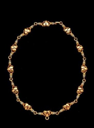 Halskette aus 12 kleinen goldenen Herzen, jeweils mit dem Monogramm A