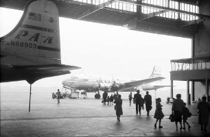Berlin: Flughafen Berlin Tempelhof; Flugsteig; Vordergrund Halle