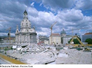 Frauenkirche : Abriß des Erweiterungsbaus des Polizeigebäudes (erb. 1976-1979; G. Fischer, M. Fasold). Blick aus dem 2. Obergeschoß des Stadtmuseums über die Baustelle gegen die Frauenkirche, das Coselpalais und die Kuppel des Ausstellungsgebäudes des Sächsischen Kunstvereins