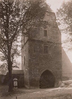 Chemnitz-Ebersdorf, Südturm der Befestigung des Areals der Stiftskirche vom Südportal der Kirche aus