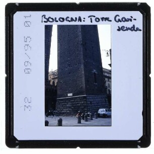 Bologna, Torre Garisenda : Sockelzone
