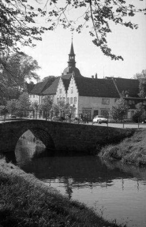 Friedrichstadt: holländische Häuser und Kirche, mit Gracht