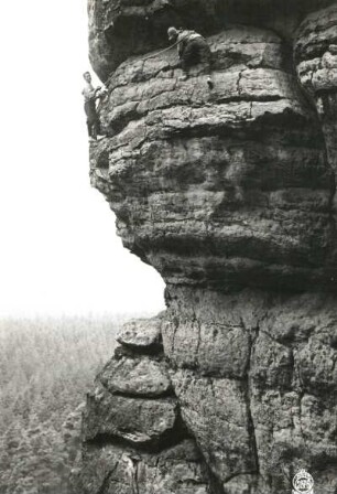 Sächsische Schweiz, Affensteine. Bloßstock. Seilschaft Paul Illmer / Rudolf Häntzschel im Quergang der Westwand (VIIb)