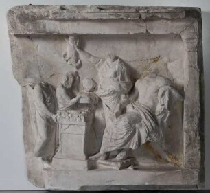 Weihrelief mit sitzendem Asklepios (rechts) und stehender Hygieia und links am Altar drei Adoranten