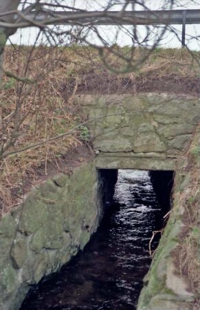 Nienwohlder Straße/Dorfstraße (Kreisstraße 60): Durchlass von Mühlenbach: Seitenansicht