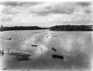 Gewässer mit Booten : Blick auf ein Gewässer mit Booten, vermutlich am Victoriasee