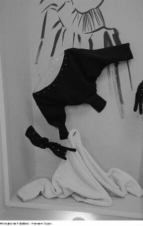 Damenmode in einer Vitrine auf der Leipziger Frühjahrsmesse