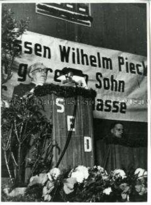 Wilhelm Pieck spricht auf einer Wahlkundgebung in Angermünde