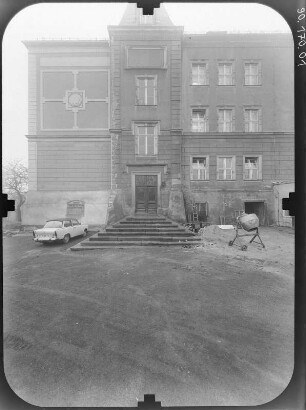 Kamenz, Platz der Jugend (Schulplatz) 1. 1. POS (1. Mittelschule; 1843-1844). Seitenansicht (Teilansicht)