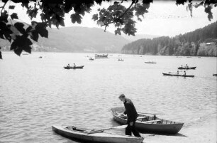 Titisee: Am Titisee; Vordergrund Boote