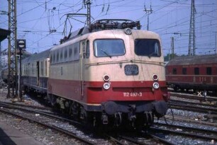 Stuttgart Hbf. Einfahrt Gleis 8 Lok 112 497 D UIC-X-Postwagen