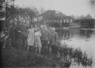 Die Delegierten der Ortgruppe Bermsgrün des Kommunistischen Jugendverbandes Deutschlands (KJVD) vor der Abfahrt zum Reichsjugendtag in Hamburg 1927 in Wiesenburg : Die Bermsgrüner Delegierten des Kommunistischen Jugendverbandes Deutschlands auf dem Reichsjugendtag in Hamburg