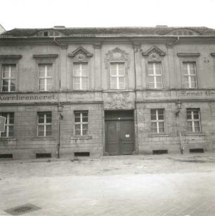 Cottbus. Ehemalige Kornbrennerei Ernst Graske : Cottbus. Wohnhaus, Burgstraße 17. Ende 19. Jahrhundert. Straßenfront
