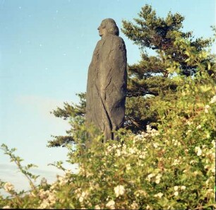 Frombork. Kopernikusdenkmal (datiert 1972, Welter; Errichtung 1973). Detail: Figur