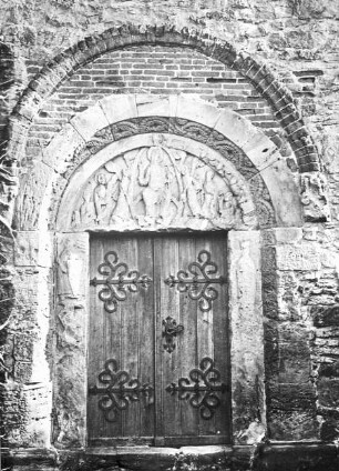 Landsberg (Sachsen-Anhalt), Doppelkapelle St. Crucis, Hauptportal, Tympanon mit Majestas Domini