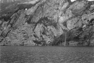 Felswand : Felswand, die aus dem Vierwaldstättersee ragt.