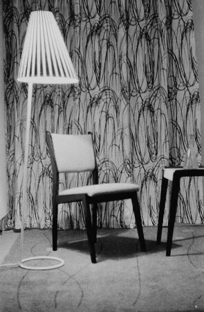 Rauminterieur (Stehlampe, Stuhl und Couchtisch)