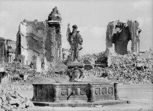 Türkenbrunnen (Friedensbrunnen) : Blick vom Türkenbrunnen zur Ruine der Frauenkirche