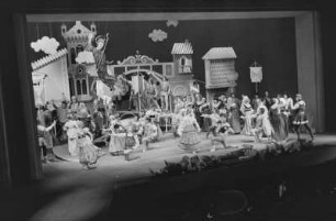 Szenenbilder aus "Boccaccio", Operette in drei Akten von Franz von Suppé mit Libretto von Camillo Walzel und Richard Genée. Komische Oper Berlin, 13.04.1973