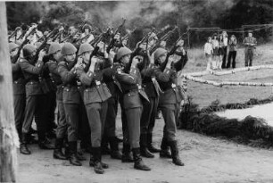 Soldaten der Nationalen Volksarmee beim Treffen antifaschistischer Widerstandskämpfer