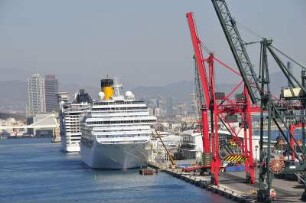 Barcelona - Passagierkai : Am Passagierkai liegen Kreuzfahrtschiffe. Aufgenommen am 16. Oktober 2009 in Barcelona