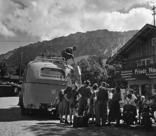 Straßenbild mit Busreisenden in Oberjoch