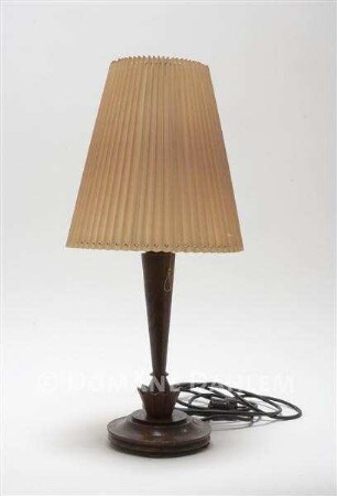Tischlampe mit hölzernem Fuß und Faltenschirm