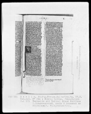 Biblia latina — Initiale Q (uod fuit), darin Johannes am Schreibpult, Folio 529recto