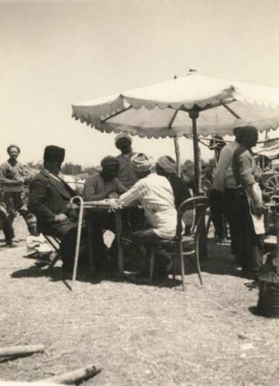 Bulgarien. Jahrmarktszene. "Kavarne" auf dem Jahrmarkt von Budze (?)