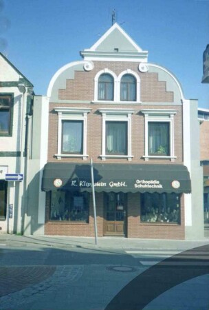 Hagenstraße 1: giebelständiges Stadthaus: im Erdgeschoss Orthopädie Schuhtechnik Klippstein, Eingang und Schaufenster: im Vordergrund Einmündung von Mühlenstraße